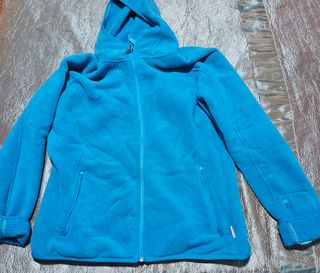 Chaqueta polar con capucha azul