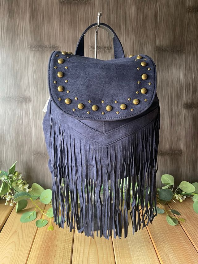 Mochila azul con flecos y tachuelas doradas