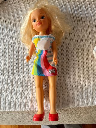 Muñeca Nancy con vestido arcoíris