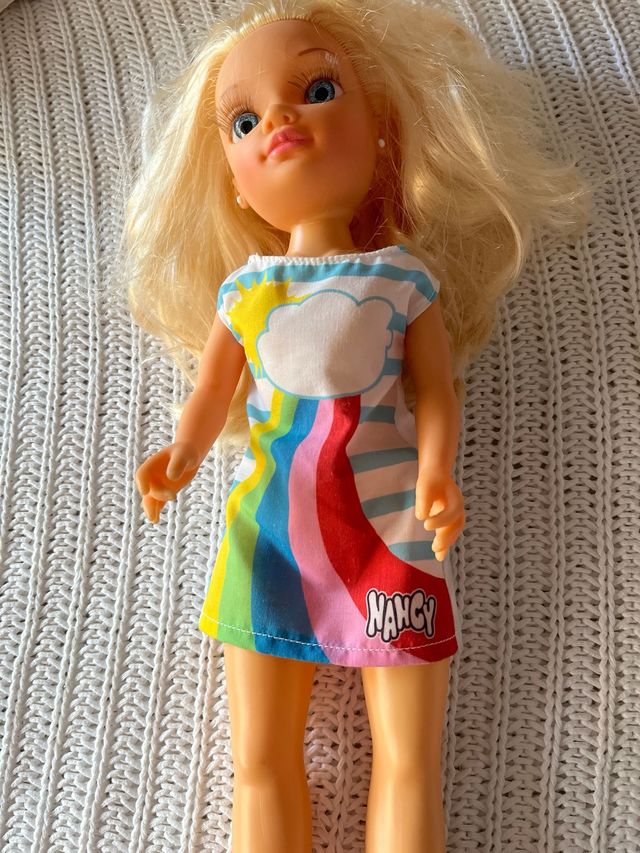 Muñeca Nancy con vestido arcoíris