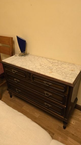 Cómoda y mesitas de madera con tapa de mármol