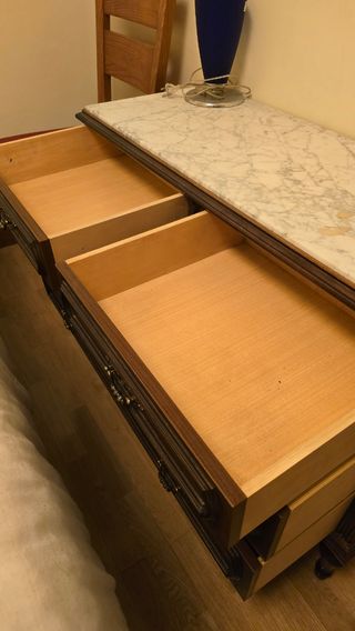 Cómoda y mesitas de madera con tapa de mármol