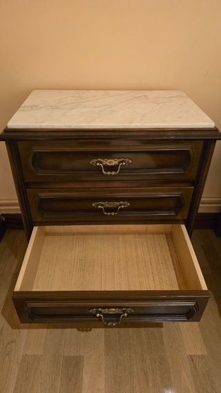Cómoda y mesitas de madera con tapa de mármol