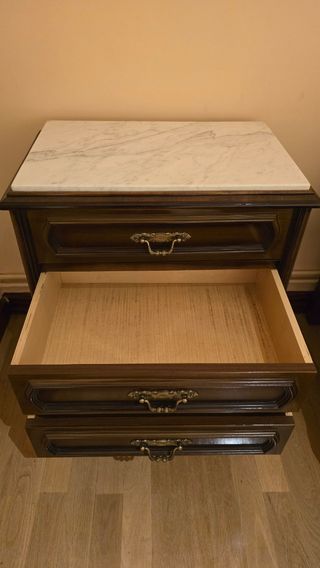 Cómoda y mesitas de madera con tapa de mármol