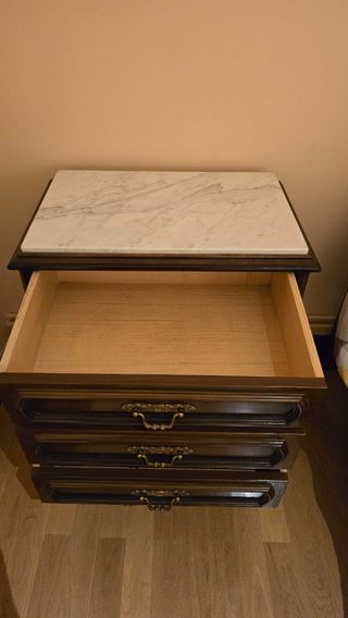 Cómoda y mesitas de madera con tapa de mármol