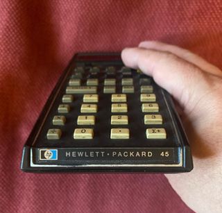 Calculadora Hewlett Packard 45 con funda