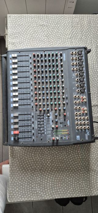 Mixer Yamaha EMX 2000 a 12 canali