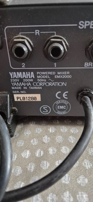 Mixer Yamaha EMX 2000 a 12 canali