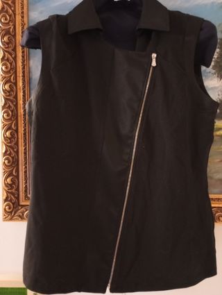 Giacca senza maniche nera con zip asimmetrica