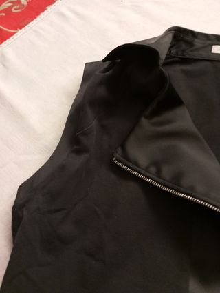 Giacca senza maniche nera con zip asimmetrica