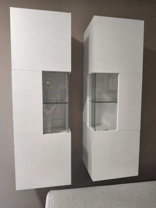 Muebles de madera lacada con cristal