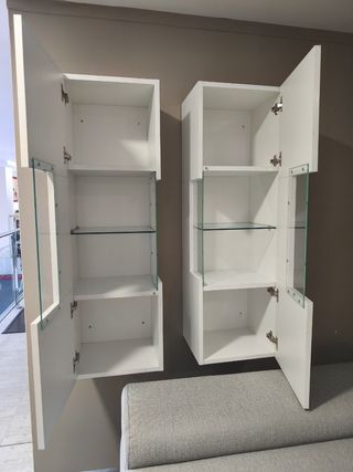 Muebles de madera lacada con cristal