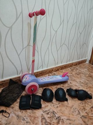 Patinete infantil con protecciones