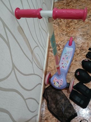 Patinete infantil con protecciones