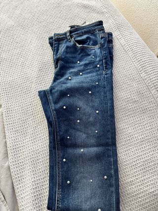 Pantalón vaquero con perlas