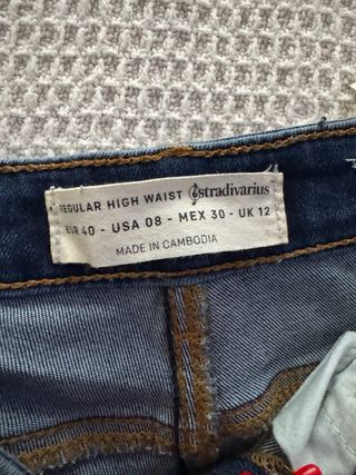 Pantalón vaquero con perlas