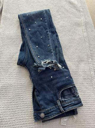 Pantalón vaquero con perlas
