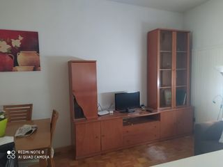 Mueble de salón de madera y cristal