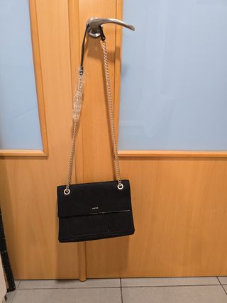 Bolso PARFOIS negro con cadena dorada