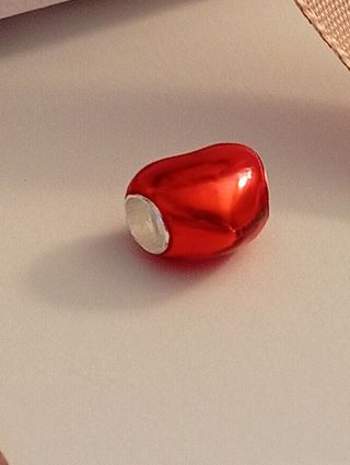 Charm a forma di cuore rosso e argento