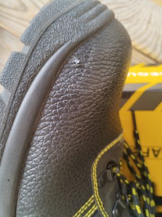 Botas de seguridad negras y amarillas