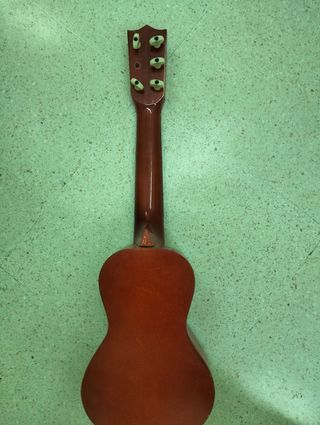 Guitarra pequeña.