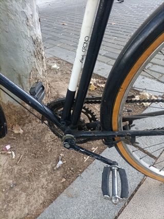 Bicicleta antigua estilo cartero.