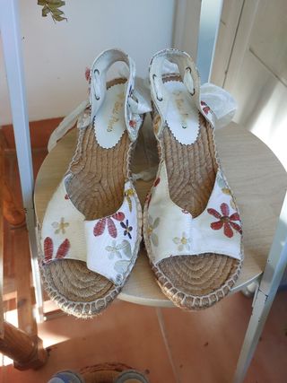 Sandalias tacón bajo