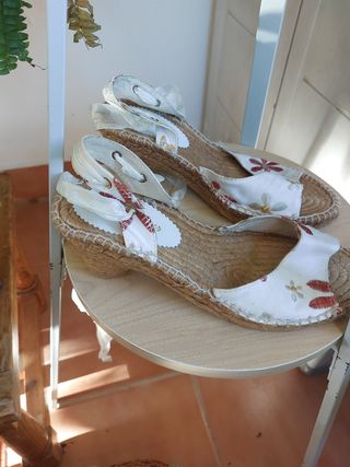 Sandalias tacón bajo