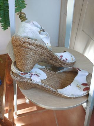 Sandalias tacón bajo