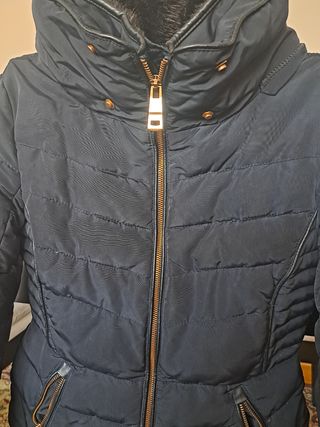 Plumífero negro con cuello de pelo