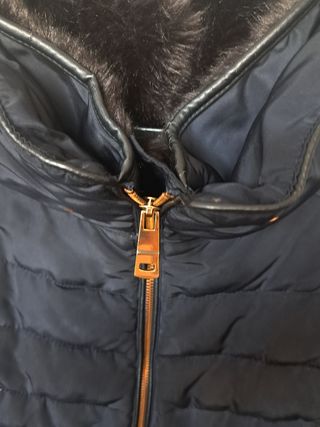 Plumífero negro con cuello de pelo