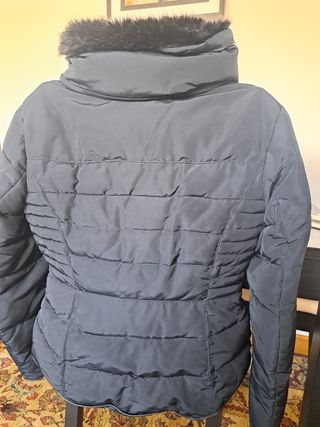 Plumífero negro con cuello de pelo