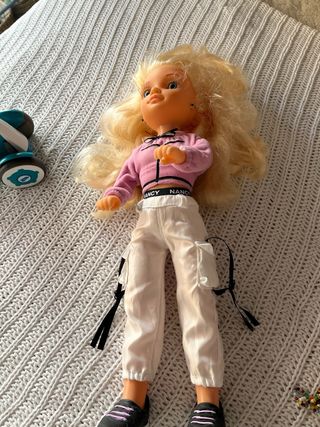 Nancy Patinete con Muñeca