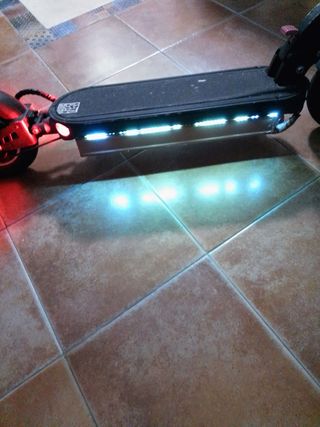 Patinete eléctrico con luces LED