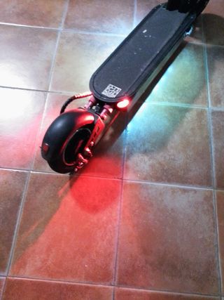 Patinete eléctrico con luces LED