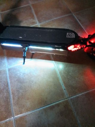 Patinete eléctrico con luces LED