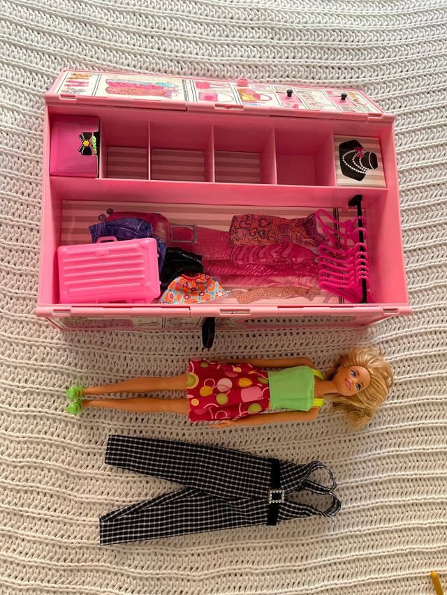 Barbie con armario y accesorios