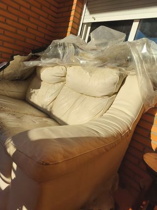 Sofá de piel beige