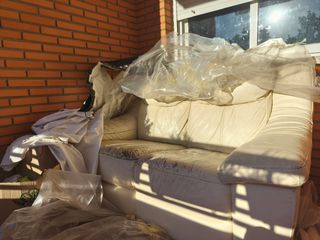 Sofá de piel beige