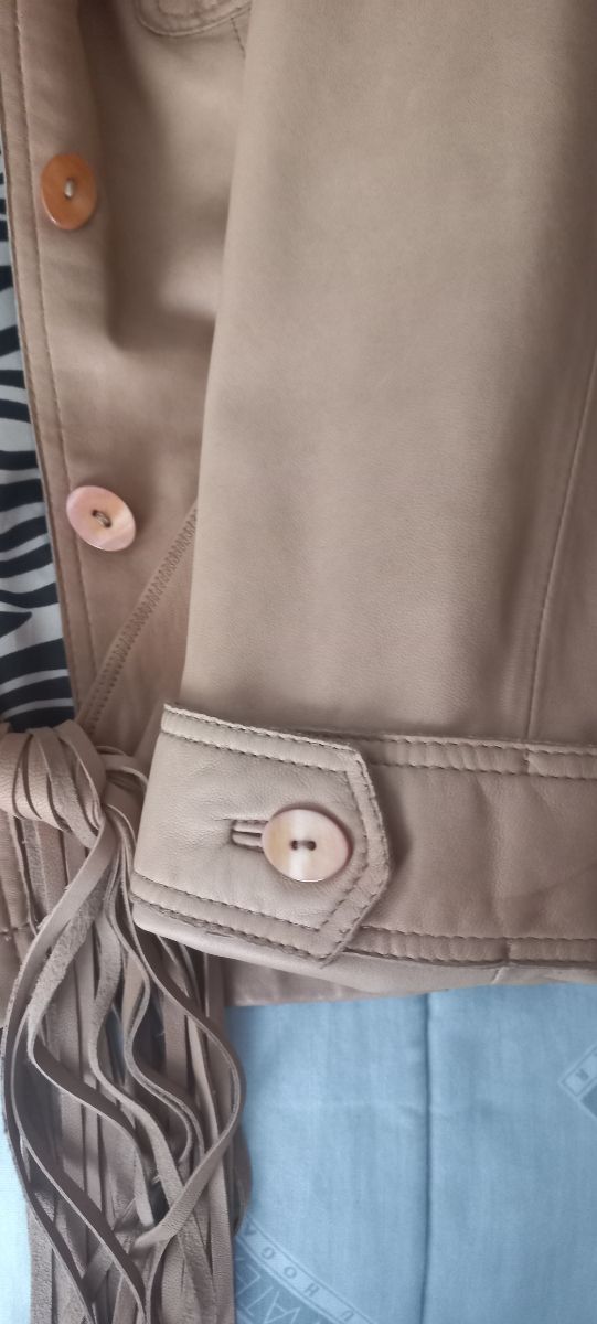 Chaqueta de piel beige con flecos