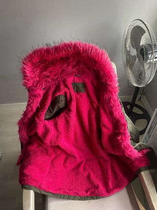 Abrigo grueso con capucha y forro rosa