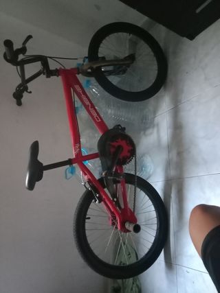 Bicicleta BMX Roja y Negra