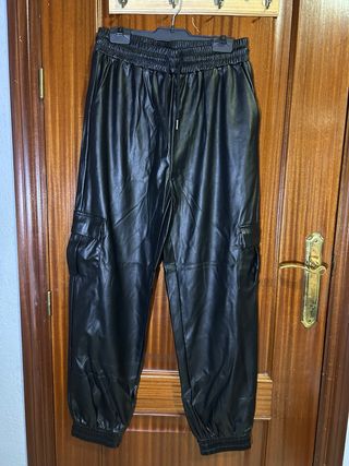 Pantalón jogger efecto piel Shein negro