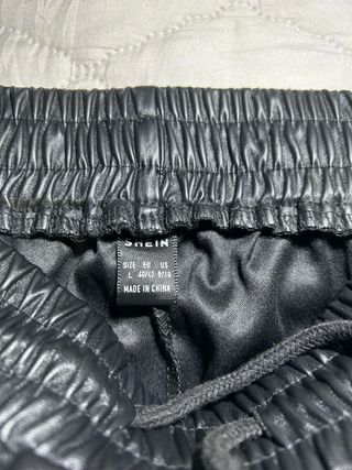 Pantalón jogger efecto piel Shein negro