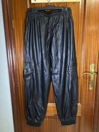 Pantalón jogger efecto piel Shein negro