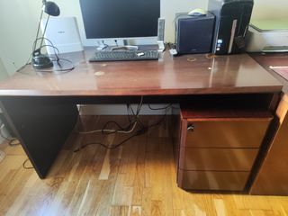 Mesa de despacho de madera marrón