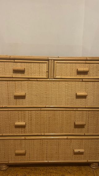 Cómoda y silla de mimbre a juego