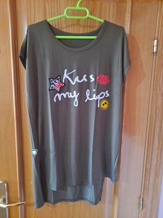 Camiseta verde con parches Kiss my lips