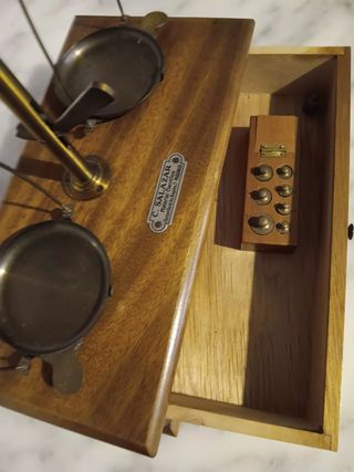 Balanza científica antigua de latón